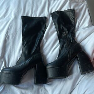 Platform black boots